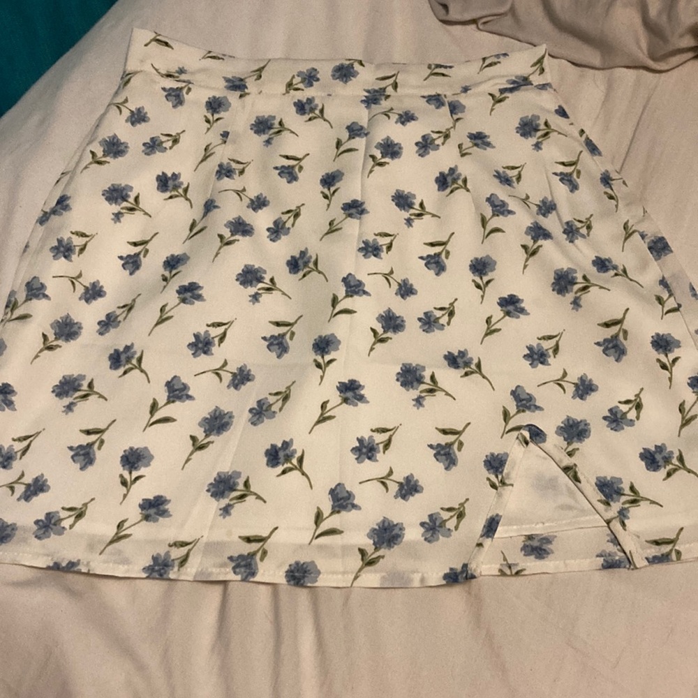 White and blue floral miniskirt with a side zipper and slit over the left thigh